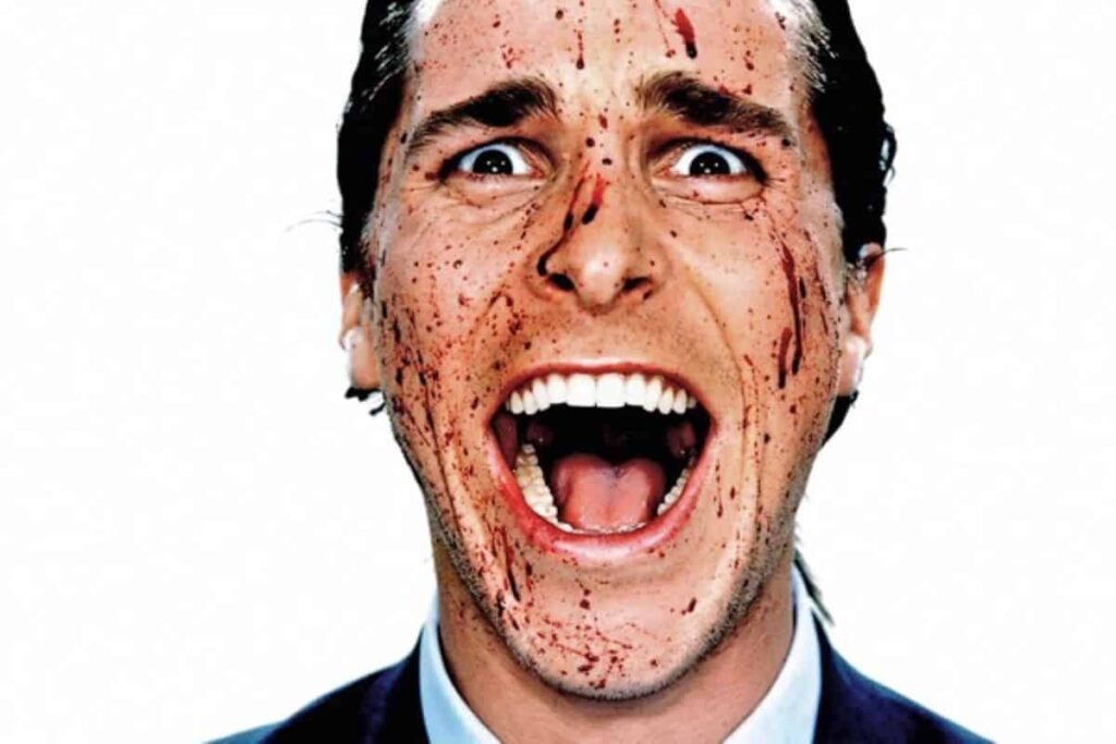 Série baseada em Psicopata Americano está em desenvolvimento Patrick Bateman (Christian Bale) em Psicopata Americano (Reprodução)
