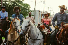 Idris Elba, Caleb McLaughlin, Jharrel Jerome, Byron Bowers e Lorraine Toussant em Alma de Cowboy (Divulgação)