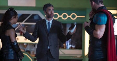 Tessa Thompson, Taika Waititi e Chris Hemsworth nos bastidores de Thor: Ragnarok (Divulgação)