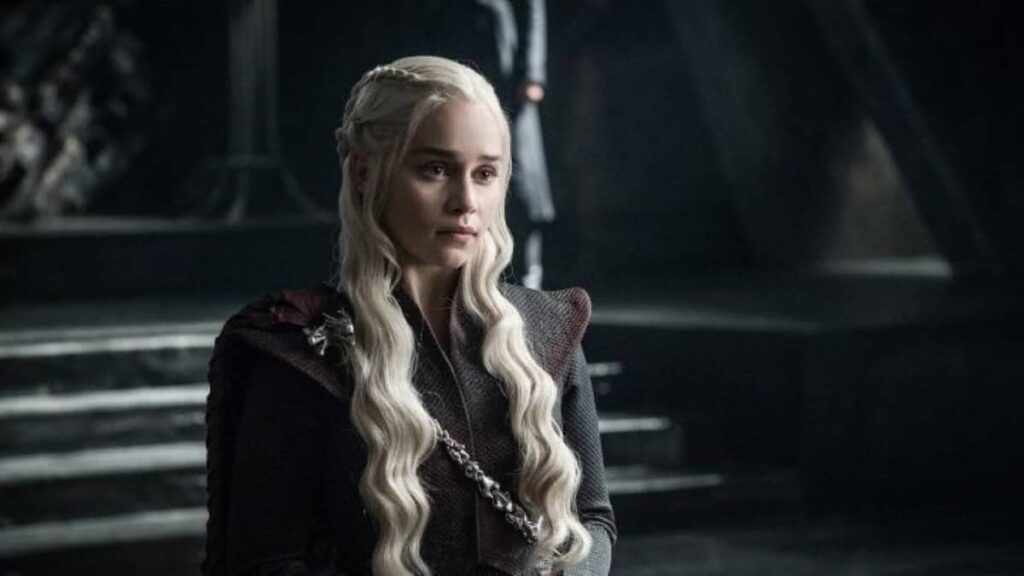 Emilia Clarke de Game of Thrones é chamada de “baixinha e atarracada” em evento emilia got