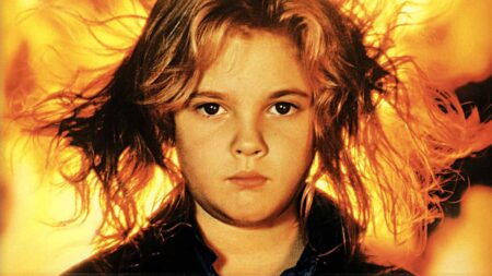 Chamas da Vingança é adaptação mais próxima do livro de Stephen King, diz produtor Charlene (Drew Barrymore) em Chamas da Vingança (Reprodução)
