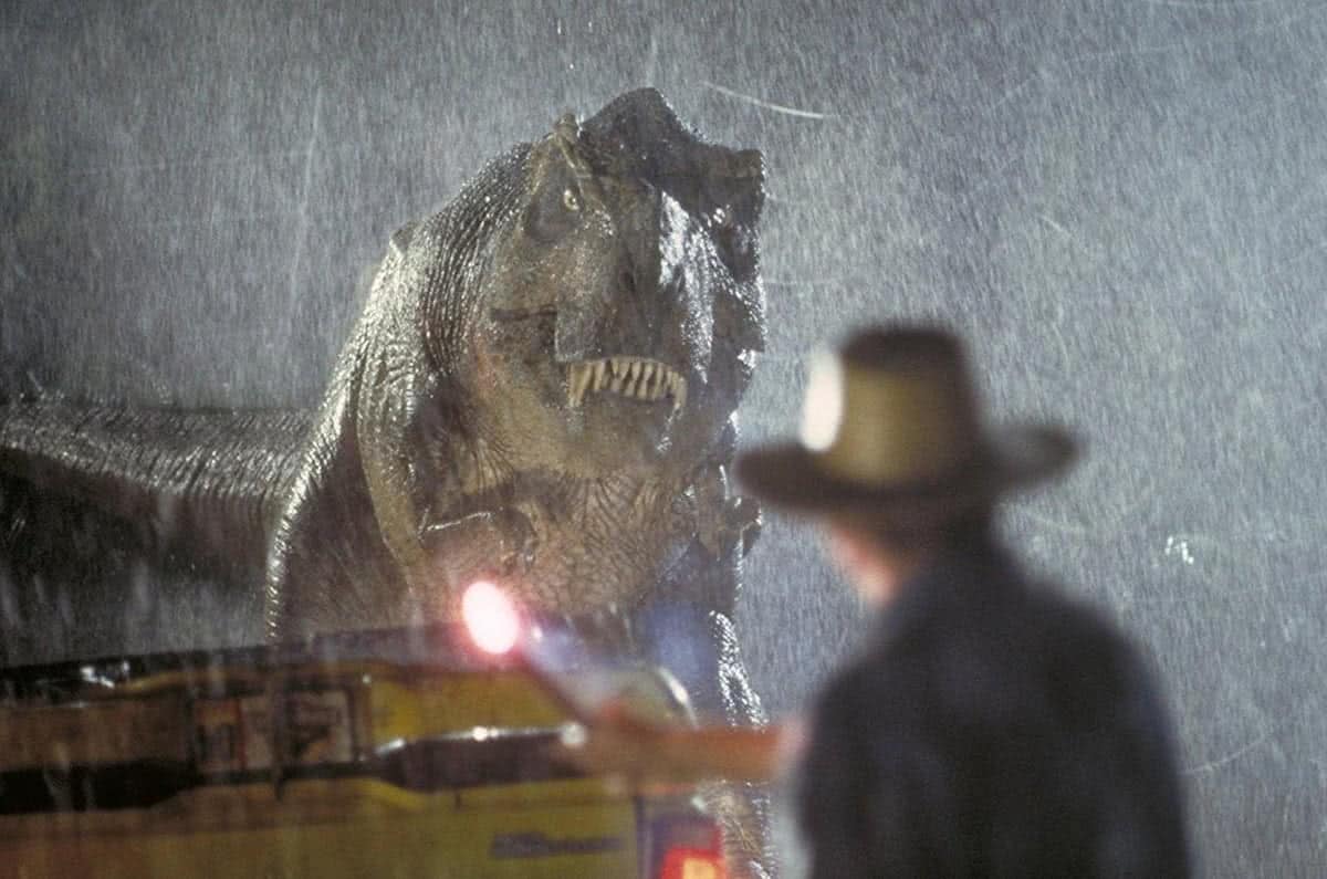 Alan Grant (Sam Neill) chama atenção da T-Rex em Jurassic Park (Reprodução / Universal)