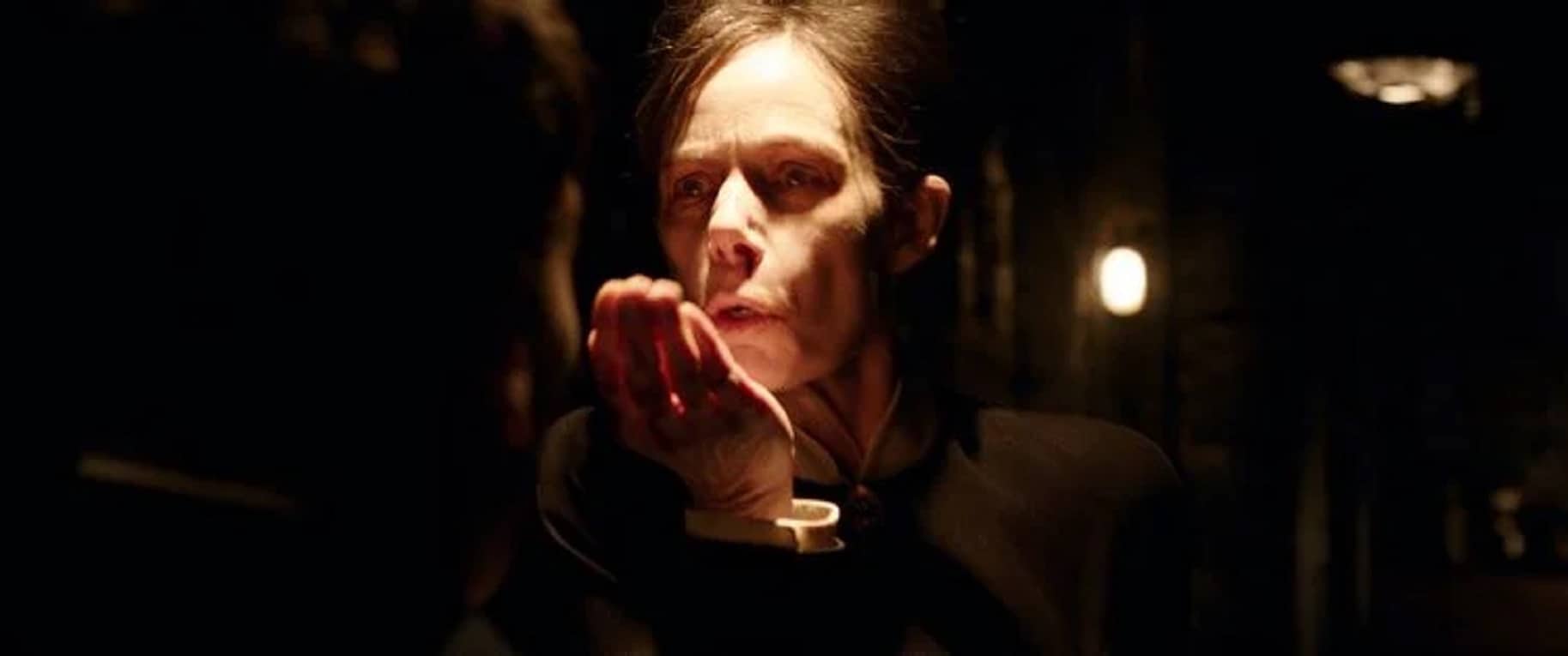 Eugenie Bondurant como A Ocultista em Cena de Invocação do Mal 3 (Reprodução)