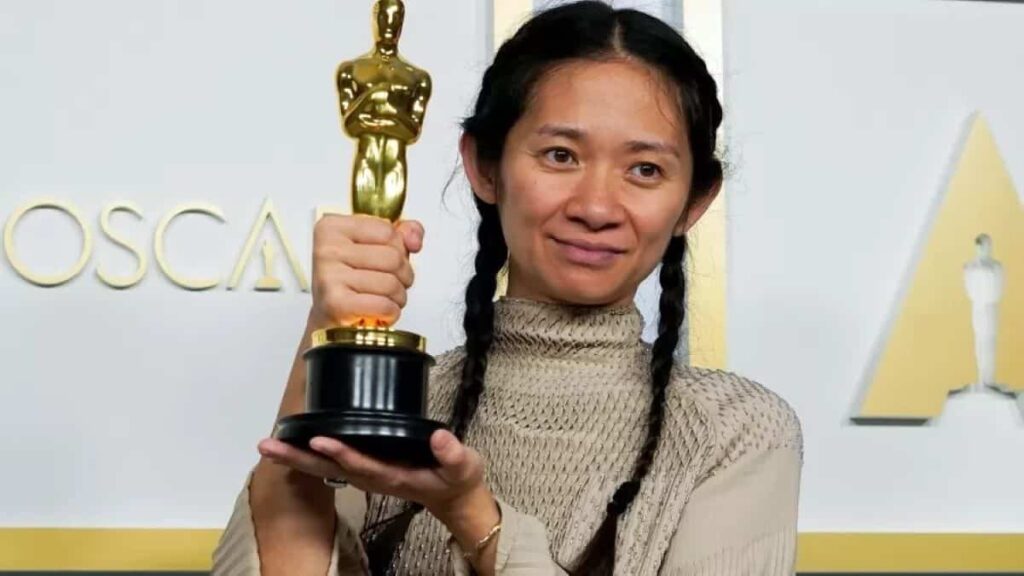 Diretora de Eternos, Chloé Zhao ganhou um novo projeto fora da Marvel Chloé Zhao no Oscar 2021 (Reprodução)
