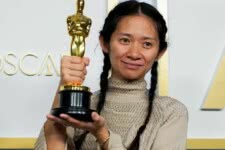 Chloé Zhao no Oscar 2021 (Reprodução)