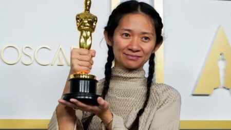 Diretora de Eternos, Chloé Zhao ganhou um novo projeto fora da Marvel Chloé Zhao no Oscar 2021 (Reprodução)