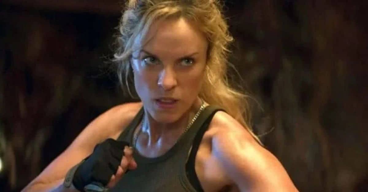 Sonya Blade (Jessica McNamee ) em Mortal Kombat (Reprodução / HBO Max)
