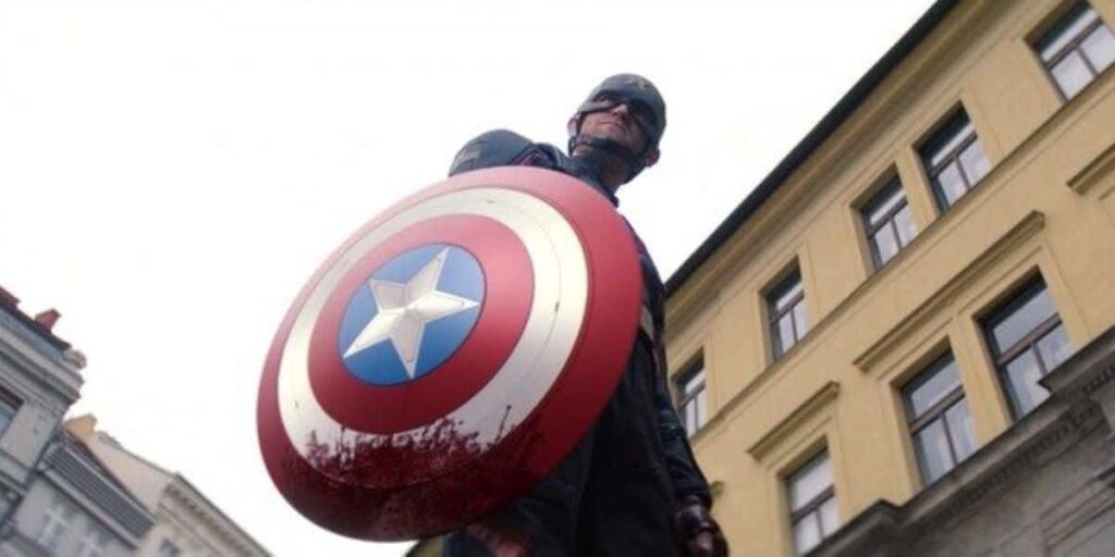 Ator revela principal diferença entre o escudo de Steve Rogers e John Walker no MCU Capitão América (Wyatt Russell) em Falcão e o Soldado Invernal (Reprodução / Disney+)