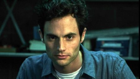 Showrunner da série Você compartilha roteiro da 3a temporada Joe Goldberg (Penn Badgley) em Você (Reprodução / Netflix)