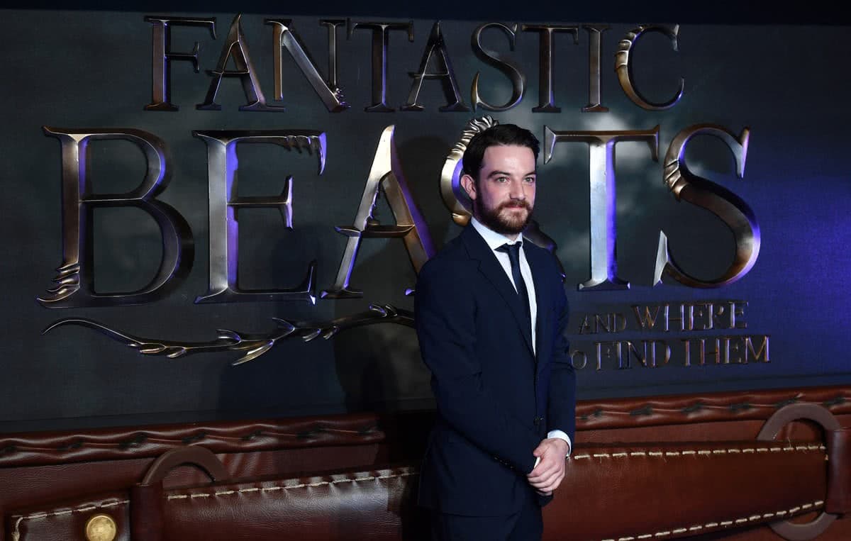 Ator de Animais Fantásticos, Kevin Guthrie, é preso por agressão sexual 1 000 i44yf b