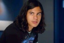 Cisco (Carlos Valdes) em The Flash (Reprodução / The CW)