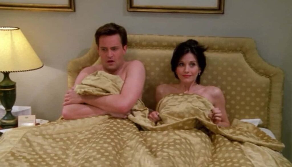 Friends | Essas foram as piores atitudes de Chandler no show ChandlerMatthew Perry e Monica Courtney Cox em Friends Reproducao 2
