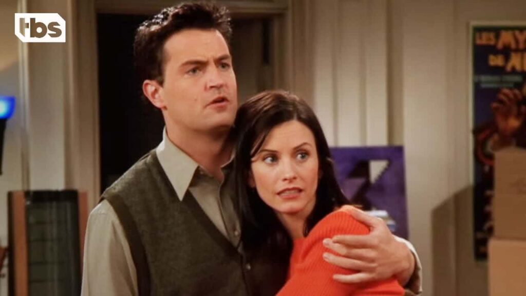 Friends: Lições de vida de Chandler que todo fã precisa aprender ChandlerMatthew Perry e Monica Courtney Cox em Friends Reproducao 3