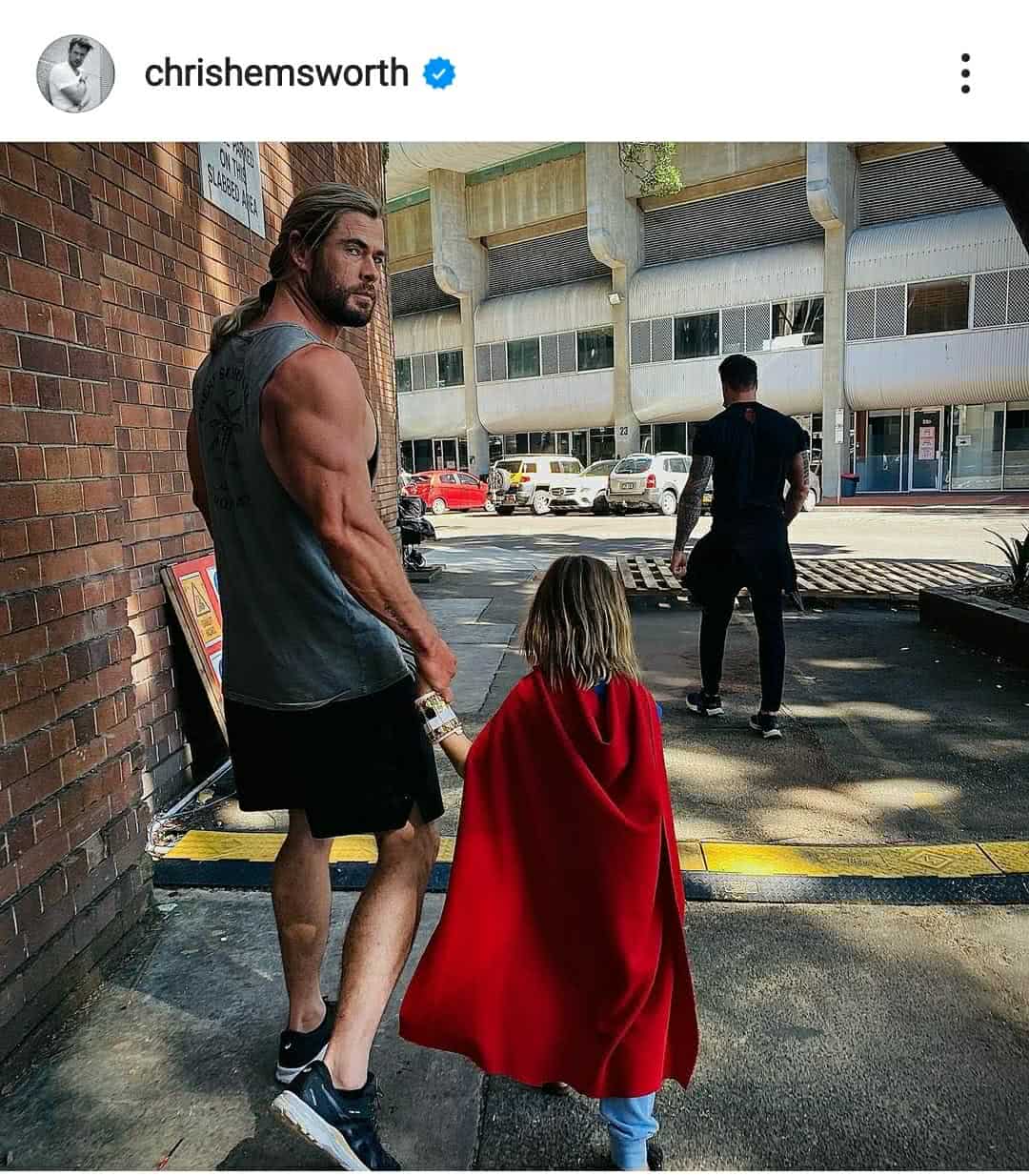 Chris Hemsworth publicou foto com o filho em seu Instagram Reproducao