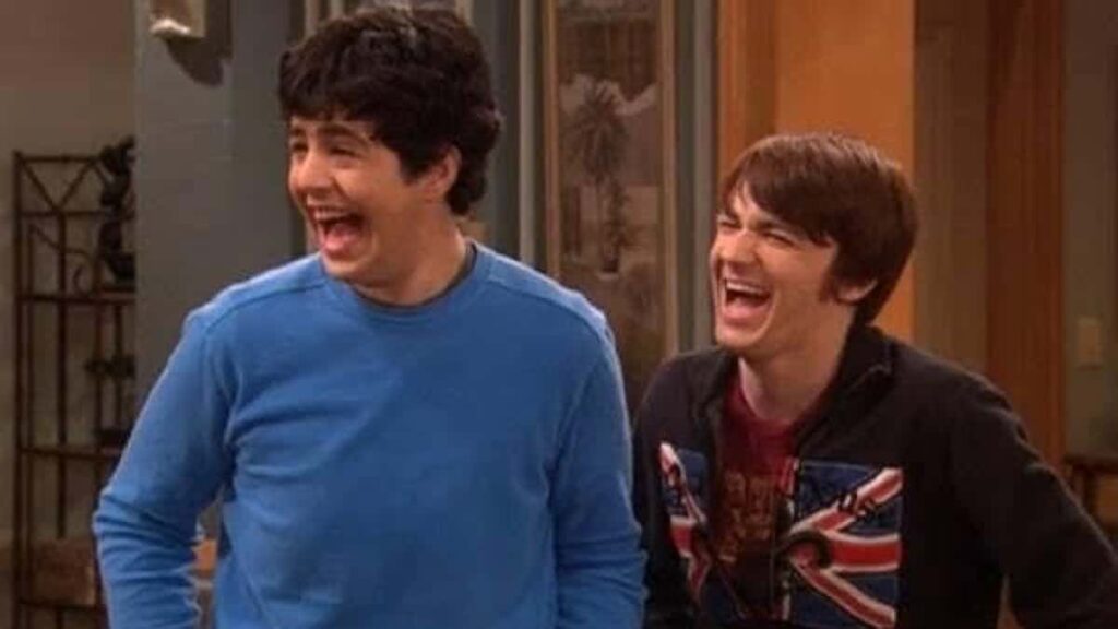 Todas as vezes que Drake & Josh abusam da falta de noção Drake Bell e Josh Peck em Drake e Josh (Reprodução)