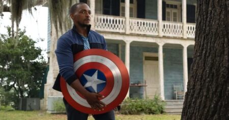 Anthony Mackie revela a parte mais difícil de trabalhar no MCU Sam Wilson (Anthony Mackie) em Falcão e o Soldado Invernal (Reprodução / Disney+)