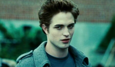 Edward Cullen (Robert Pattinson) em Crepúsculo (Reprodução)