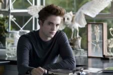 Edward Cullen (Robert Pattinson) em Crepúsculo (Reprodução)