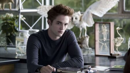 Edward Cullen (Robert Pattinson) em Crepúsculo (Reprodução)