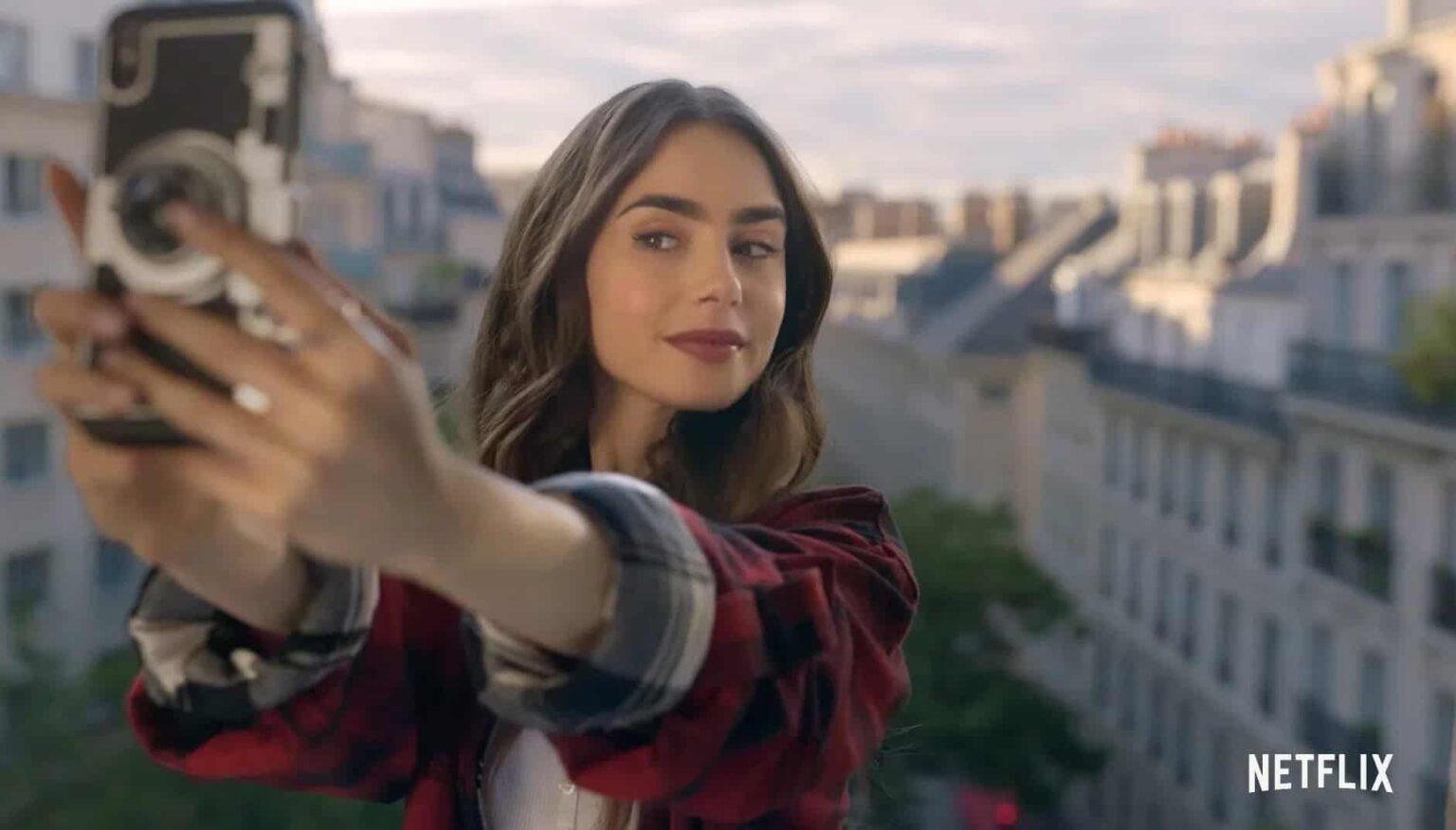 Depois chuva de críticas Emily in Paris apostará em diversidade, diz protagonista Emily (Lily Collins) em Emily in Paris (Reprodução)