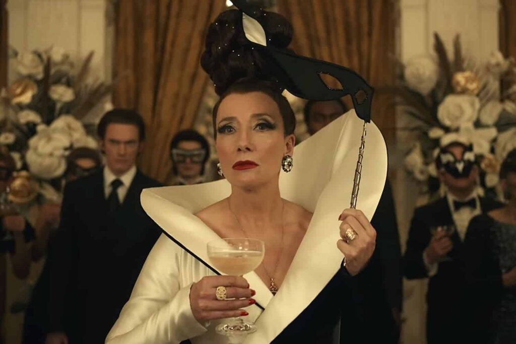 Cruella | Diretor comenta a ausência de Emma Thompson em sequência Emma Thompson como a Baronesa Von Hellman em Cruella Divulgacao