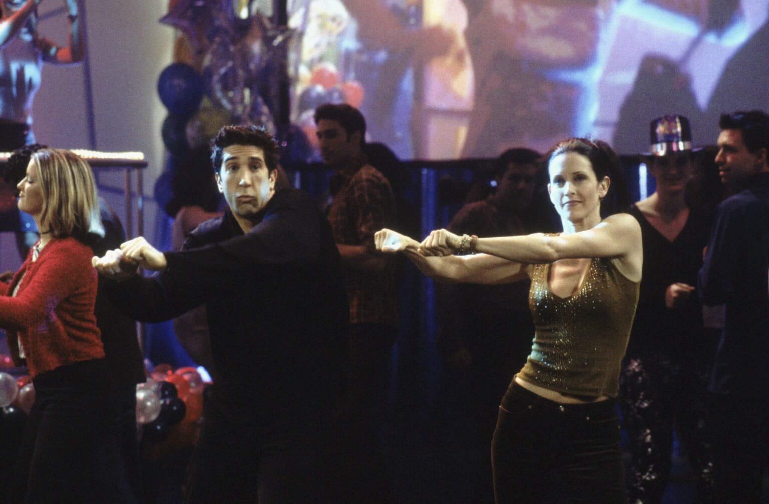 Courteney Cox e Ed Sheeran recriam dança clássica de Friends Friends Ross e Monica dancando