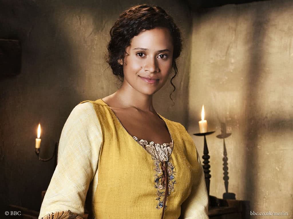 Guinevere (Angel Coulby) em As Aventuras de Merlin (Reprodução)