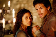 Gwen (Angel Coulby) e Lancelot (Santiago Cabrera) em As Aventuras de Merlin (Reprodução)