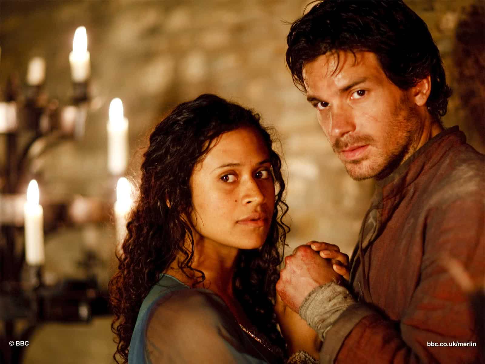 Gwen (Angel Coulby) e Lancelot (Santiago Cabrera) em As Aventuras de Merlin (Reprodução)