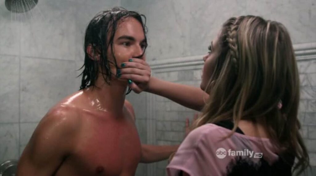 4 atitudes tipicamente adolescentes em Pretty Little Liars Hanna (Ashley Benson) e Caleb (Tyler Jordon Blackburn) em Pretty Little Liars (Reprodução)