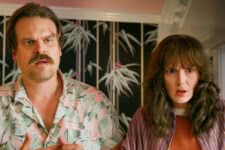 Hopper (David Harbour) e Joyce (Winona Ryder) em Stranger Things (Reprodução)
