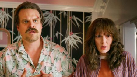 David Harbour foi segunda opção para papel em Stranger Things Hopper (David Harbour) e Joyce (Winona Ryder) em Stranger Things (Reprodução)