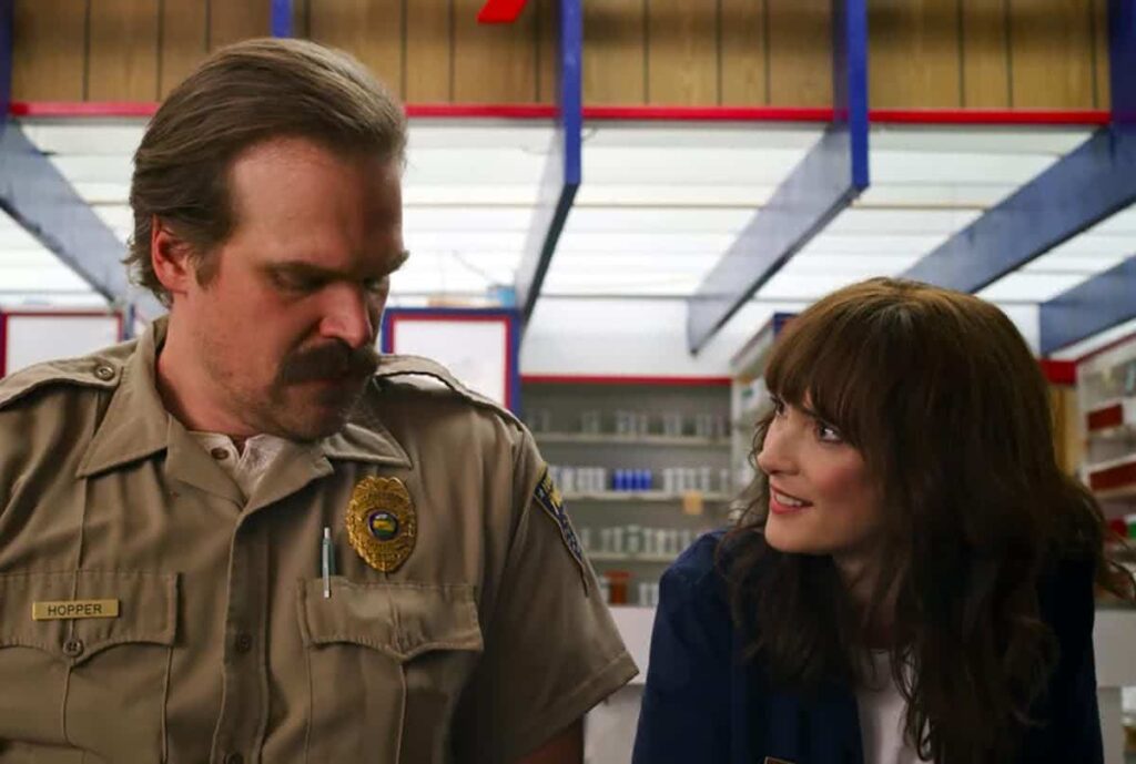 David Harbour revela ataques de pânico durante gravações de Stranger Things Hopper (David Harbour) e Joyce (Winona Ryder) em Stranger Things (Reprodução)