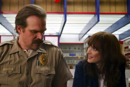 Hopper (David Harbour) e Joyce (Winona Ryder) em Stranger Things (Reprodução)
