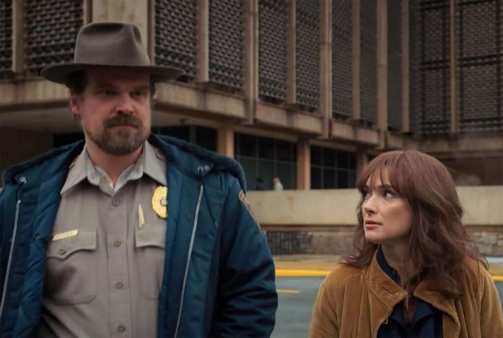 David Harbour revela horror em trabalhar com cão em Stranger Things Hopper (David Harbour) e Joyce (Winona Ryder) em Stranger Things (Reprodução)