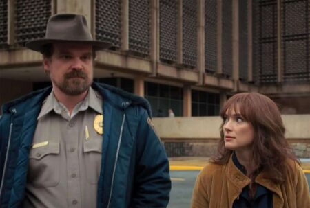 Hopper (David Harbour) e Joyce (Winona Ryder) em Stranger Things (Reprodução)