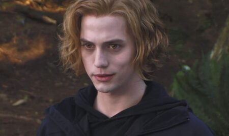 Saga Crepúsculo: 5 coisas sobre Jasper Cullen que os filmes não mostraram Jasper (Jackson Rathbone) em A Saga Crepúsculo (Reprodução)