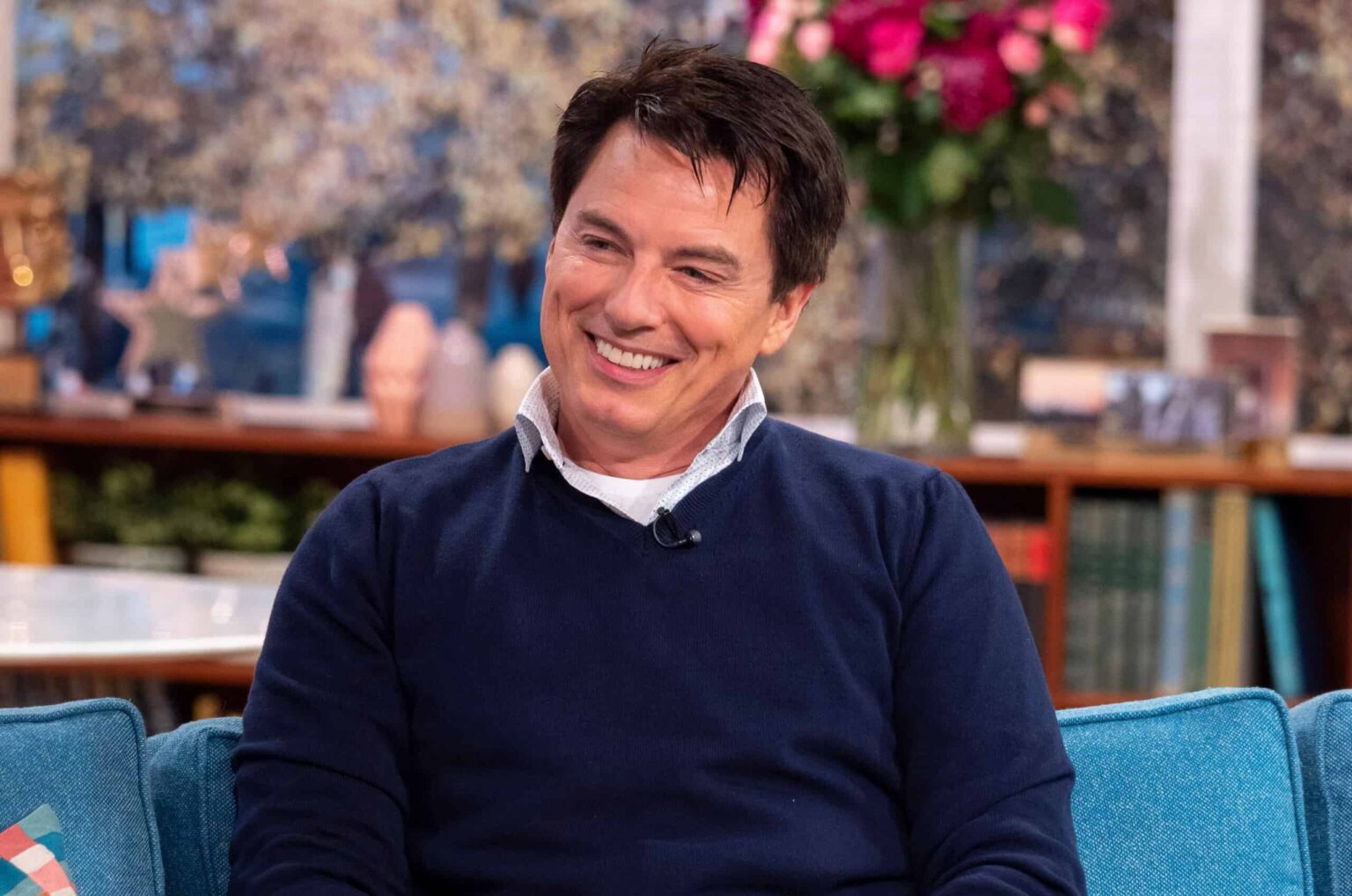 Marido de astro do Doctor Who alega que companheiro é perseguido John Barrowman