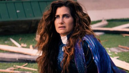 Kathryn Hahn é escalada para Entre Facas e Segredos 2 e faz revelação sobre o filme Kathryn Hahn em cena de WandaVision