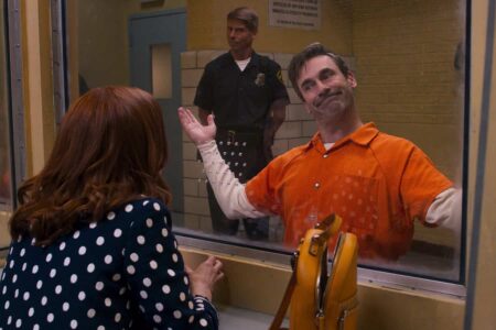 4 pontos negativos do especial de Umbreakable Kimmy Schmidt Kimmy (Ellie Kemper) e Reverendo (Jon Hamm) em Umbreakable Kimmmy Schmidt (Reprodução)