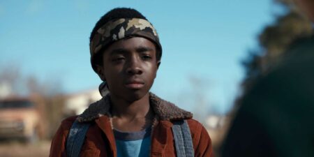 Lucas (Caleb McLaughlin) em Stranger Things (Reprodução)