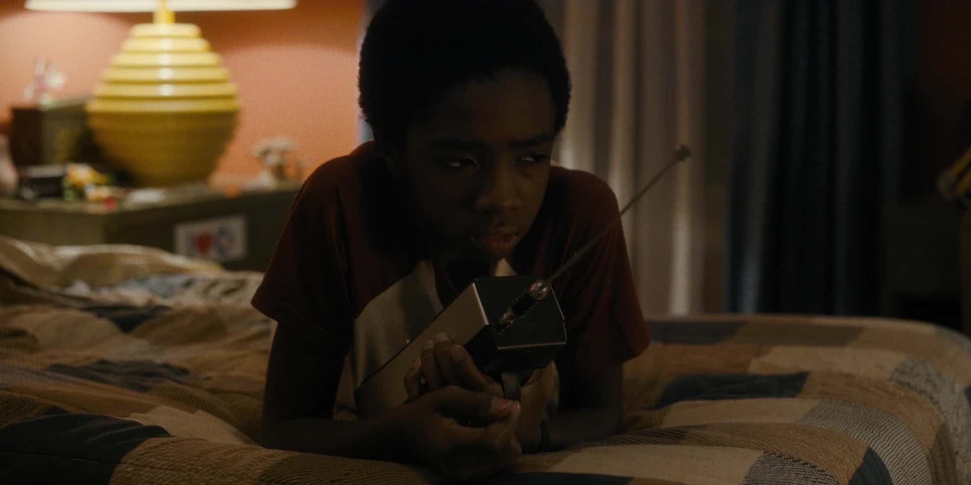 Lucas (Caleb McLaughlin) em Stranger Things (Reprodução)