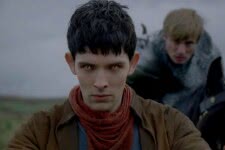 Merlin (Collin Morgan) e Arthur (James Bradley) em As Aventuras de Merlin (Reprodução)