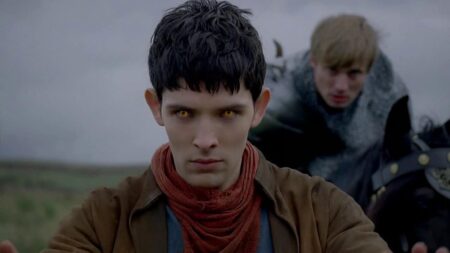 Merlin (Collin Morgan) e Arthur (James Bradley) em As Aventuras de Merlin (Reprodução)