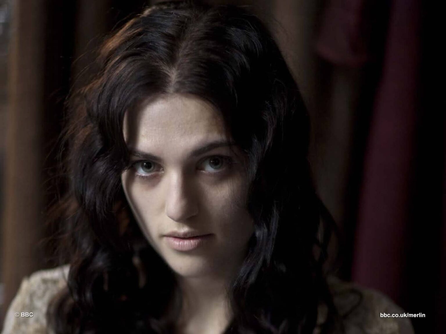 As Aventuras de Merlin: 4 vezes que Morgana provou que era uma boa pessoa Morgana (Katie McGrath) em As Aventuras de Merlin (Reprodução)