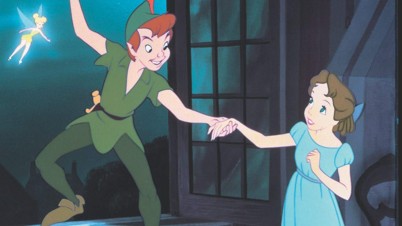Sininho, Peter Pan e Wendy em cena de Peter Pan