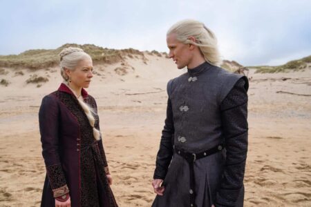 House of the Dragon retoma gravações após caso de COVID Rhaenyra Targaryen (Emma D'Arcy) e Daemon Targaryen (Matt Smith) em A Casa do Dragão (Reprodução / HBO)