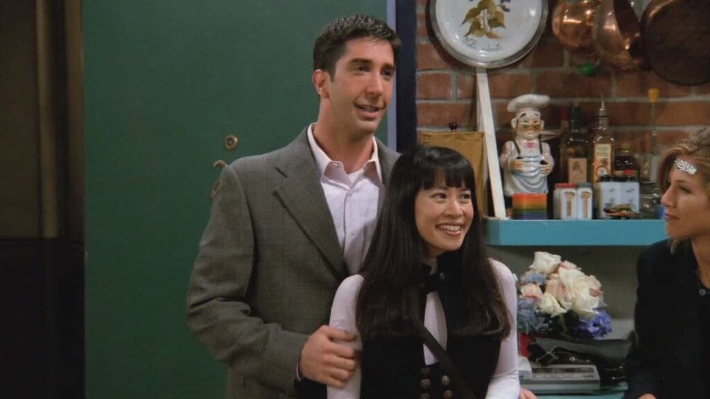 Ross (David Schwimmer) e Julie (Lauren Tom) em Friends (Reprodução)