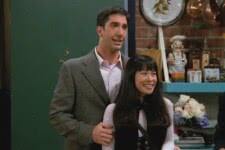 Ross (David Schwimmer) e Julie (Lauren Tom) em Friends (Reprodução)