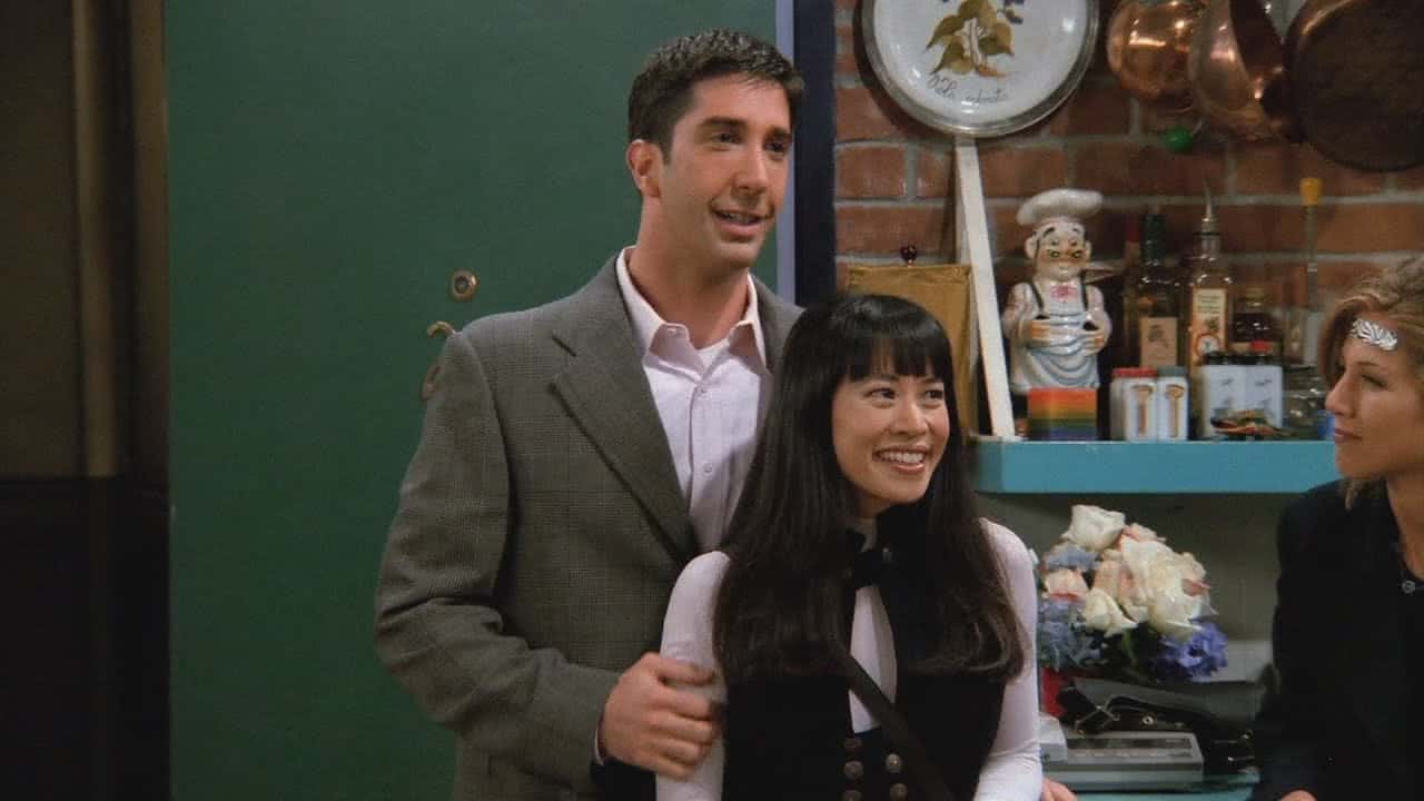 Ross (David Schwimmer) e Julie (Lauren Tom) em Friends (Reprodução)